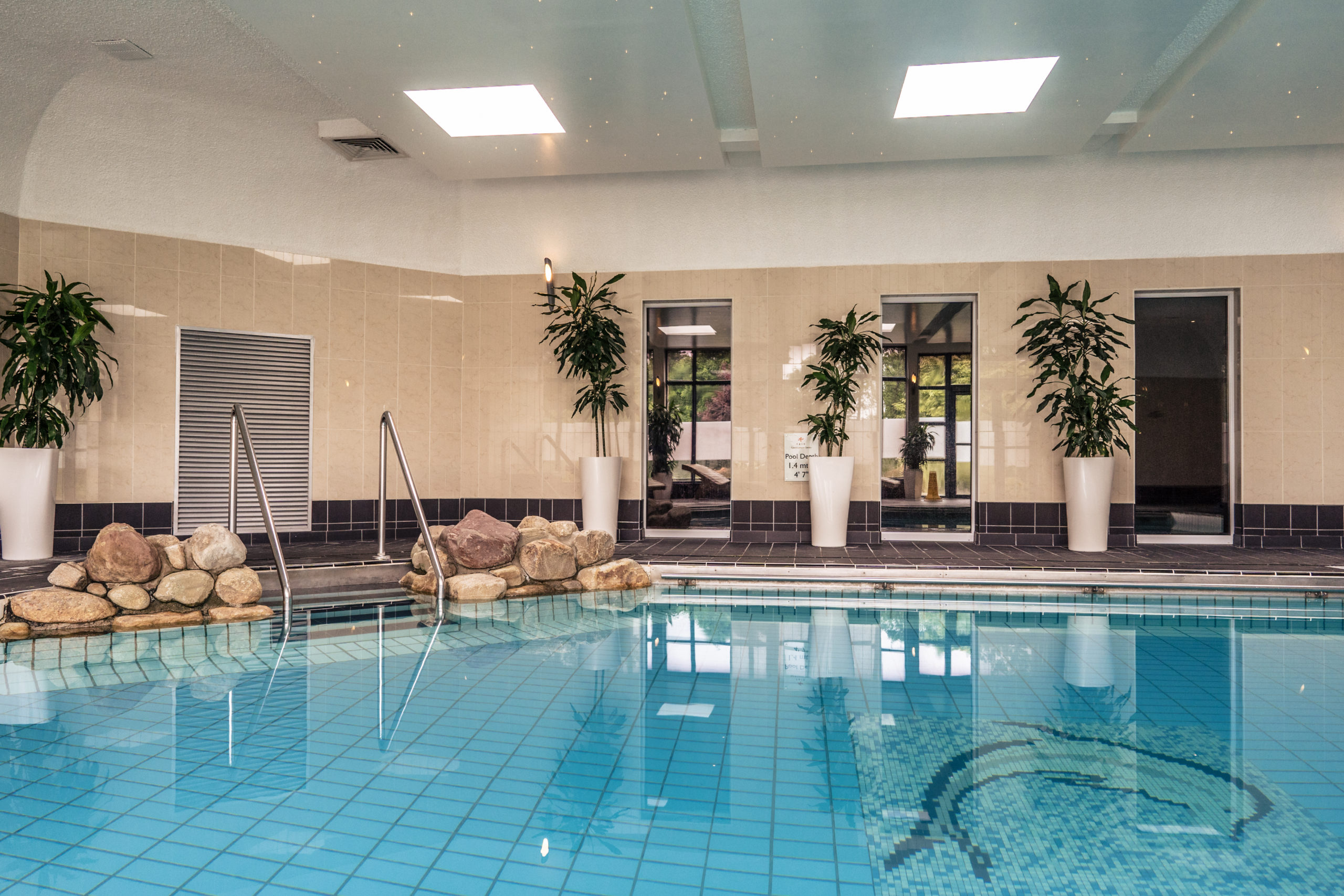 picture of the indoor heated swimming pool at radisson blu limerick